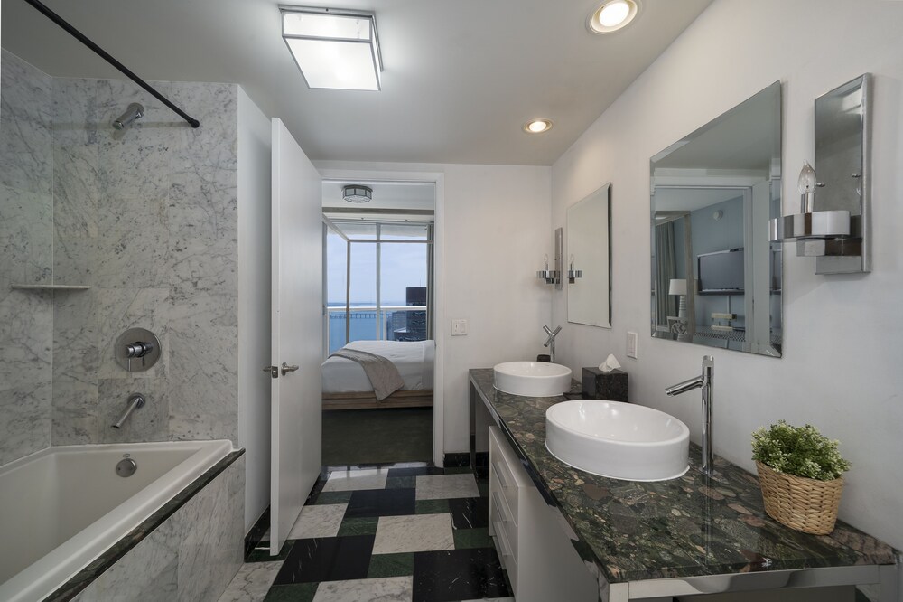 W Deluxe Two Bedroom Ocean View - Bathroom