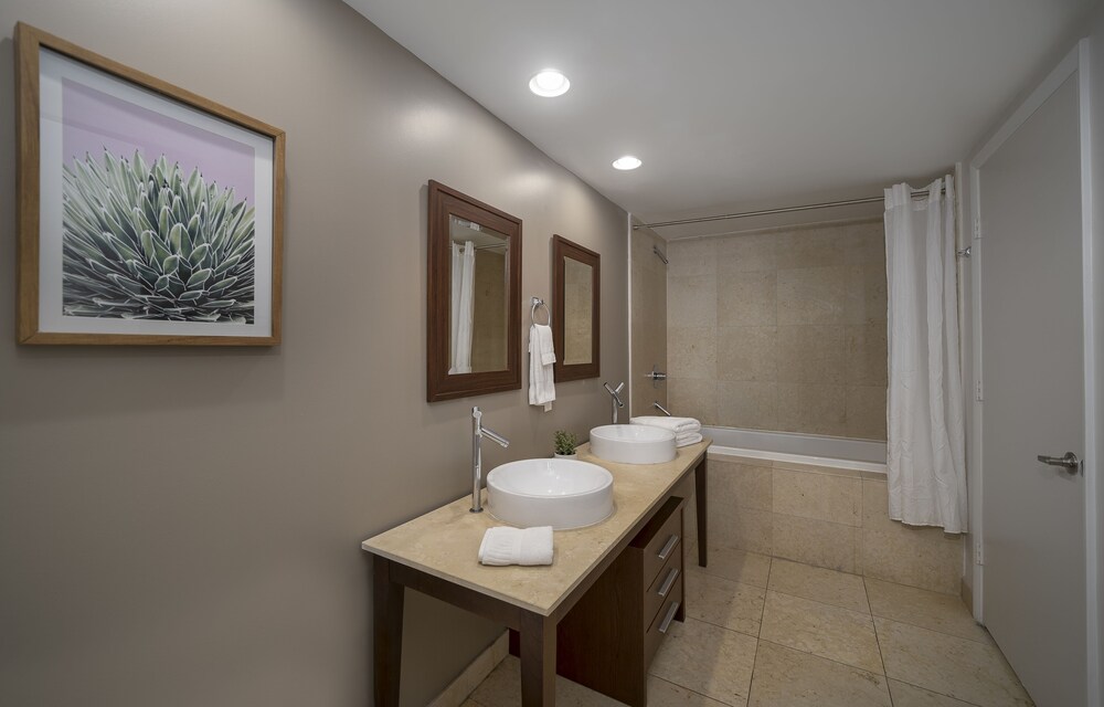 Luxury One Bedroom River & City View - Bathroom