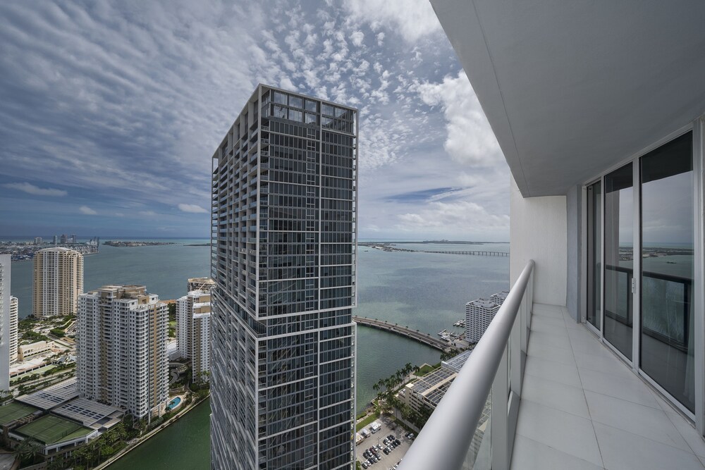 Luxury One Bedroom Ocean View - Balcony View