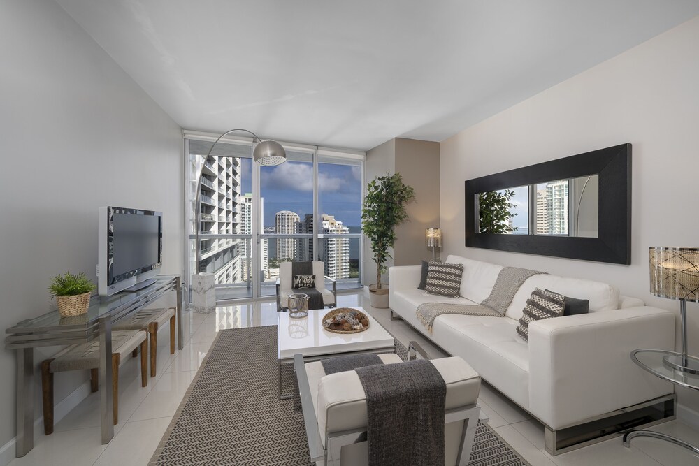 Luxury One Bedroom Ocean View - Living Room
