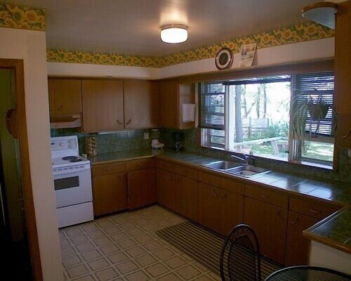 3 Bedroom Waterfront Cottage - In-Room Kitchen
