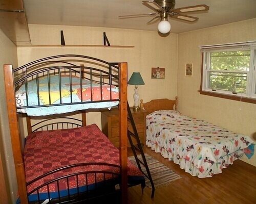 3 Bedroom Waterfront Cottage - Guestroom