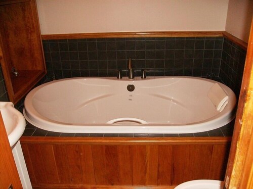 House, 4 Bedrooms (The Sandbanks Century House) - Deep Soaking Bathtub