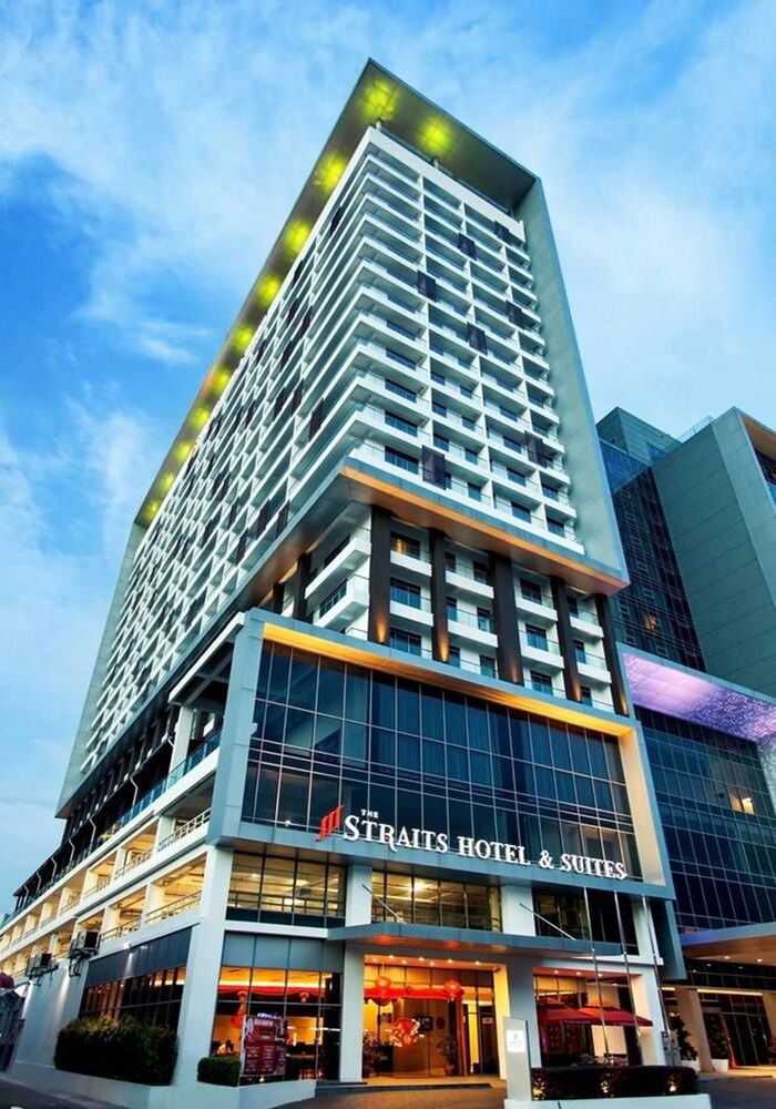 ด้านหน้าของโรงแรม - ช่วงเย็น/กลางคืน