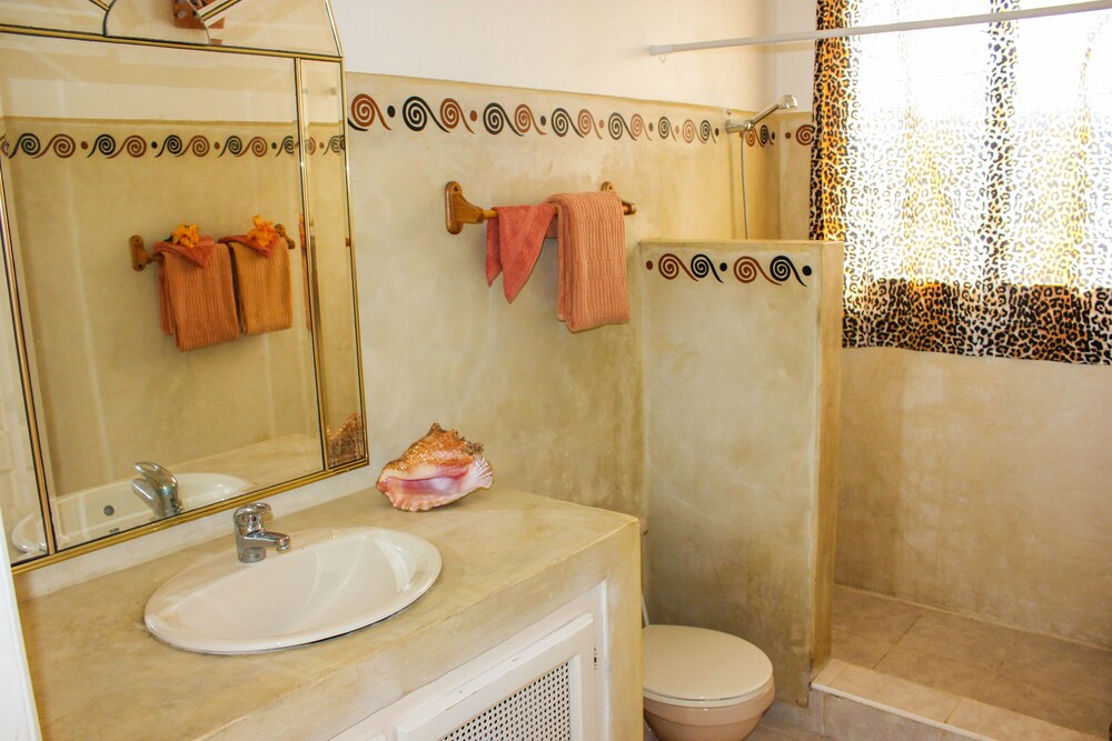 욕실 (Two Bedroom House)