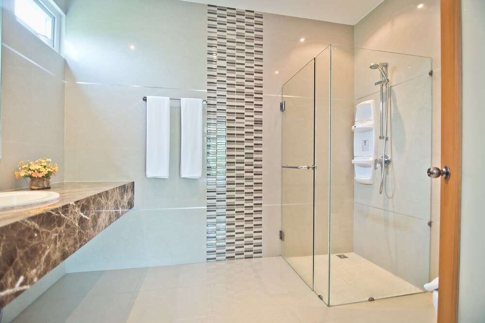 욕실 샤워 시설 (Villa T1 Private Pool 4 Bedrooms)
