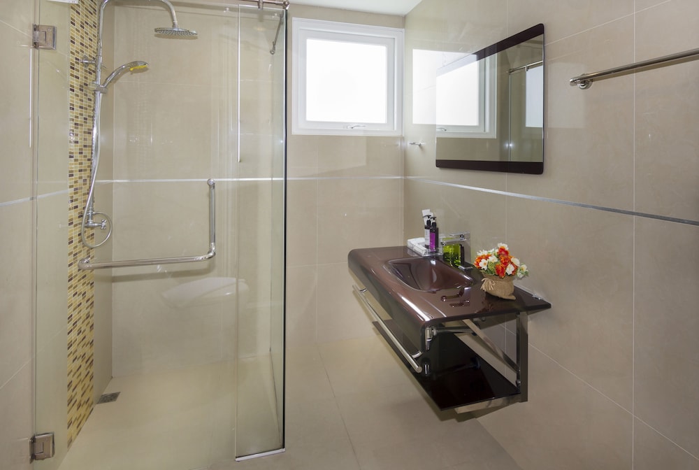 욕실 샤워 시설 (Villa T8 Private Pool 4 Bedrooms)