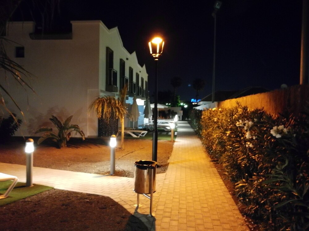 Fachada del hotel de noche