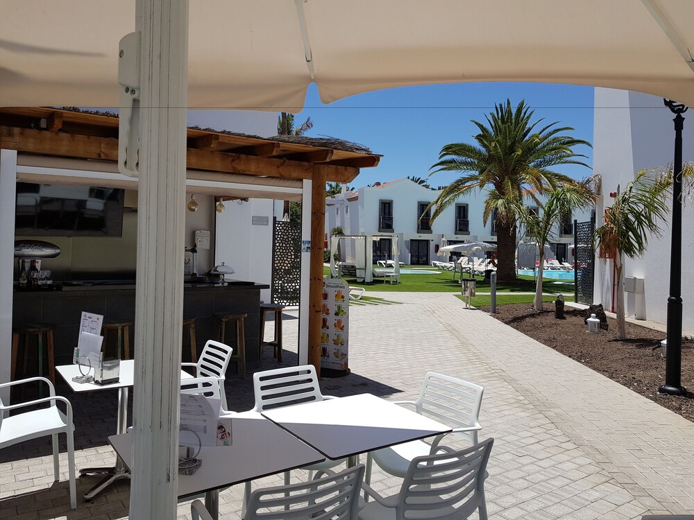Bar junto a la piscina