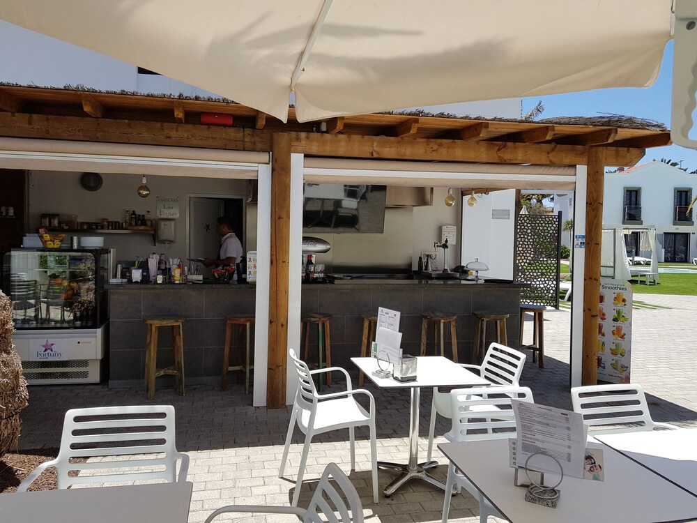 Bar junto a la piscina