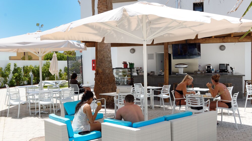Bar junto a la piscina