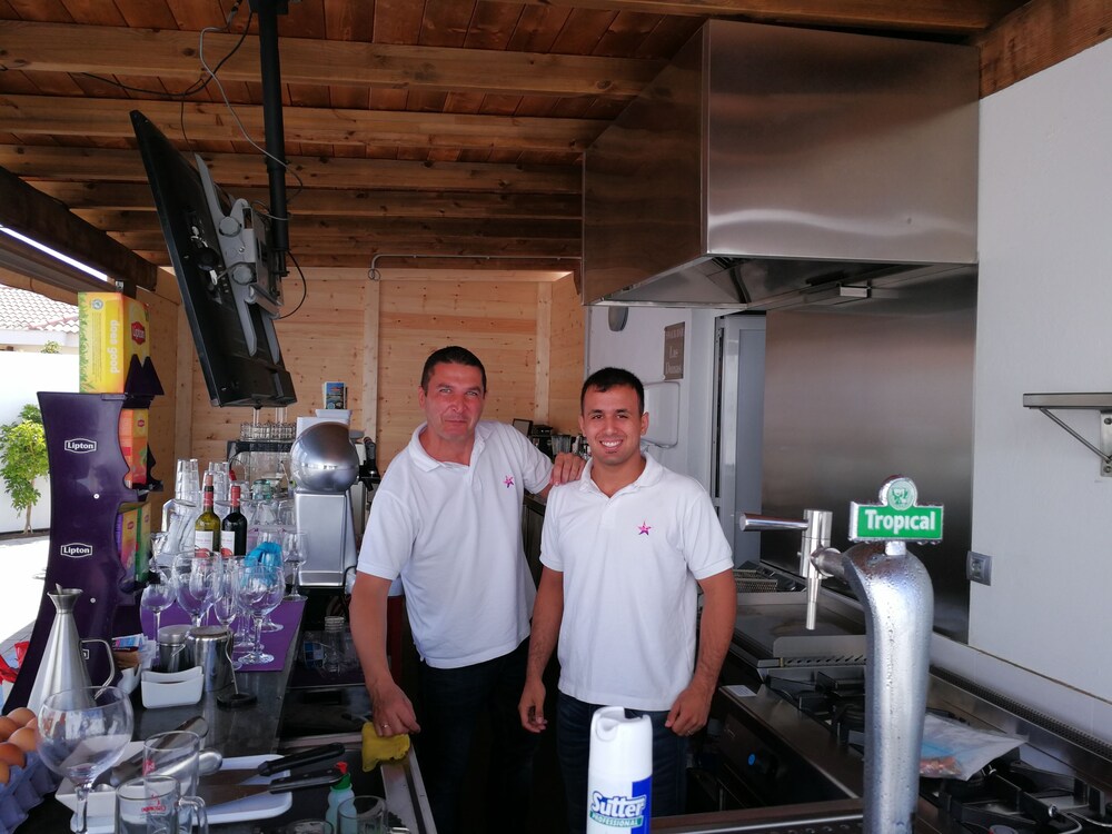 Bar junto a la piscina