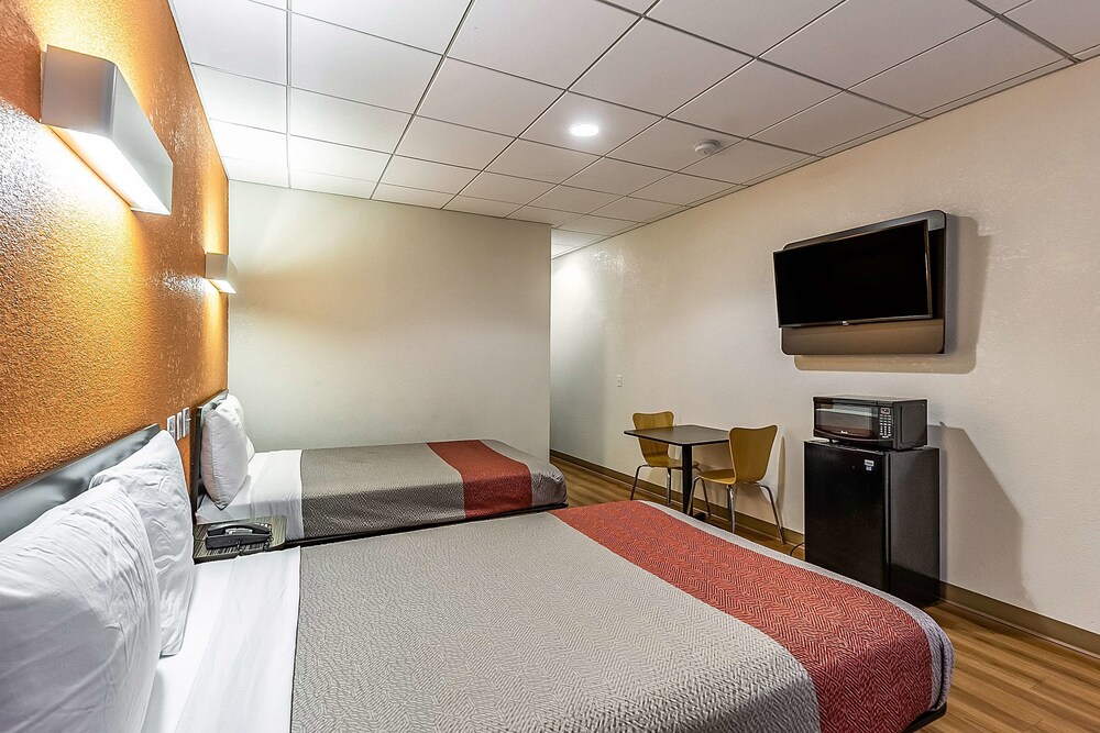 Room, Motel 6 Elizabeth, NJ - Newark Liberty Intl Airport