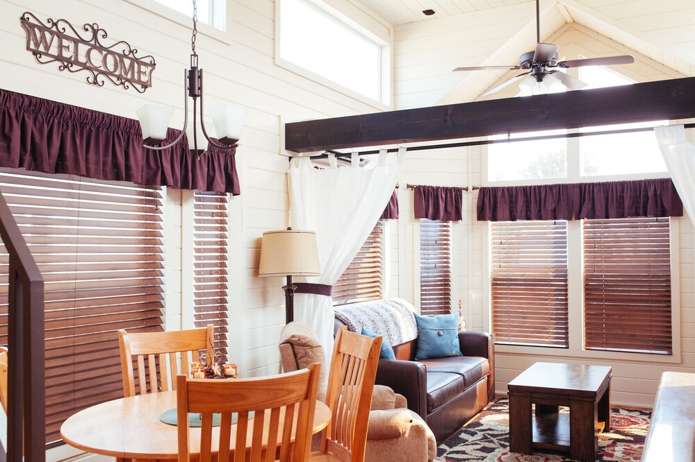 Cottage - In-Room Dining