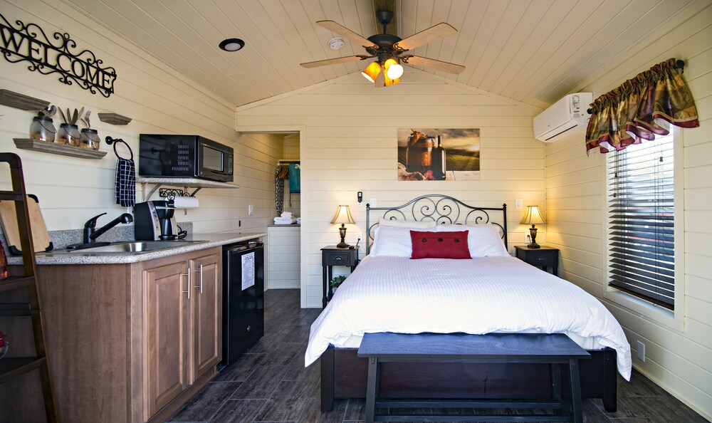 Chalet, 1 Queen Bed, Kitchenette - Private Kitchenette
