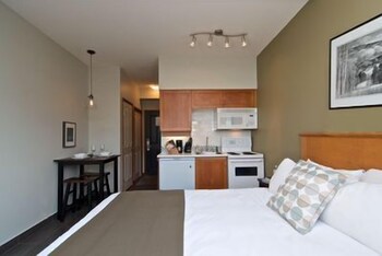 West Cirque - Guestroom