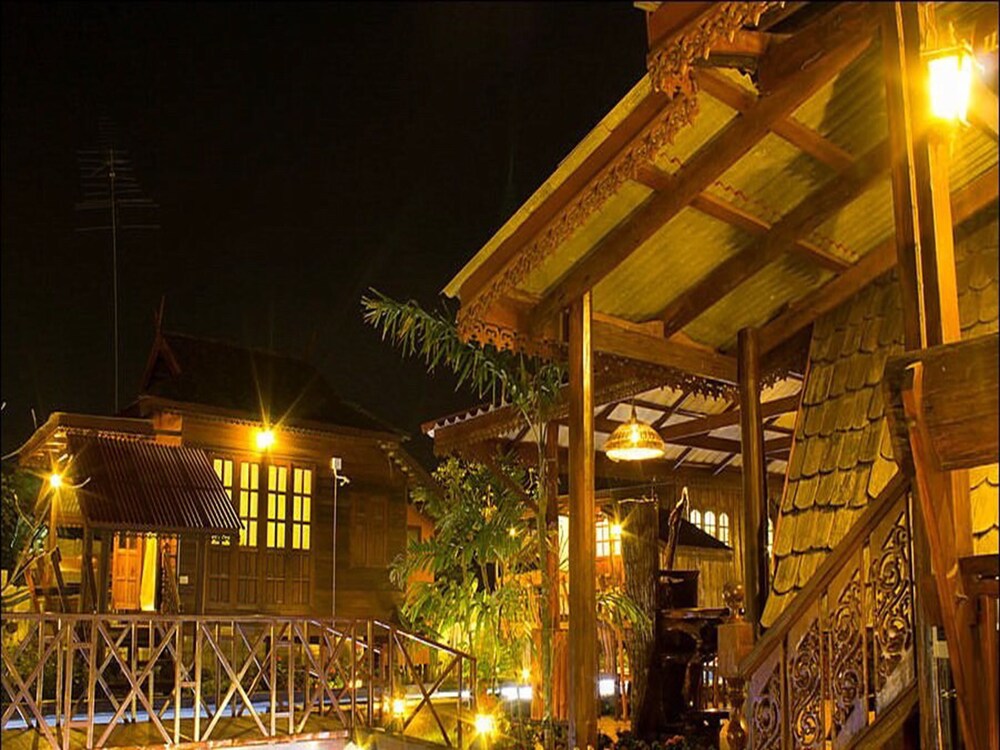 ด้านหน้าของโรงแรม - ช่วงเย็น/กลางคืน