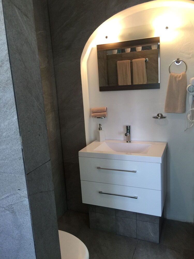 Signature Suite - Bathroom