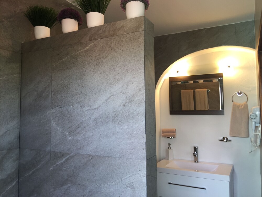 Signature Suite - Bathroom