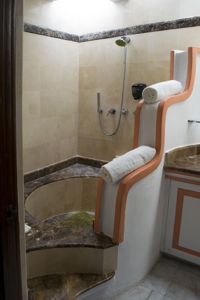 Junior Suite, 1 King Bed, Pool View - Bathroom