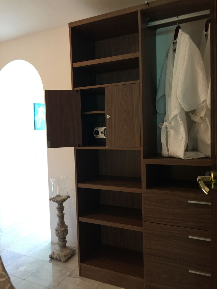 Signature Suite - Guestroom