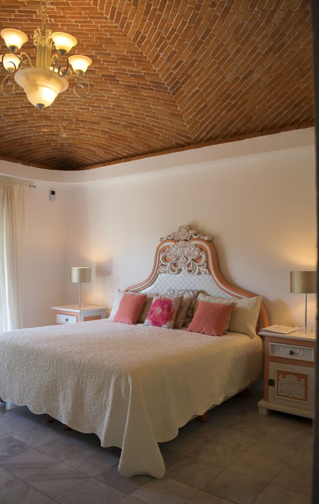 Junior Suite, 1 King Bed, Pool View - Guestroom