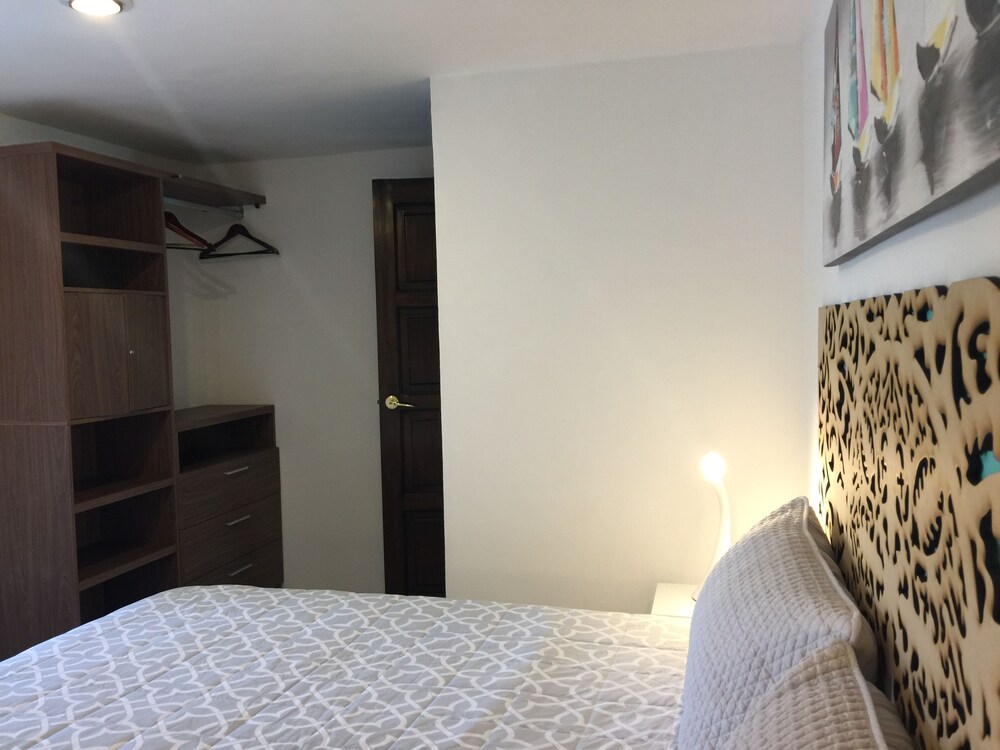 Signature Suite - Guestroom