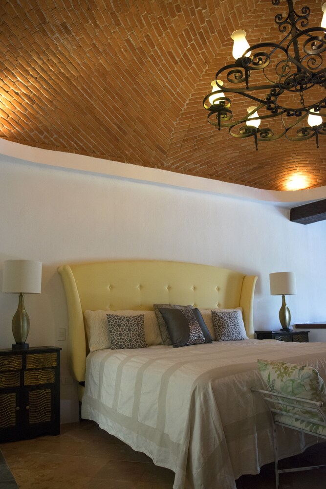 Romantic Suite - Guestroom