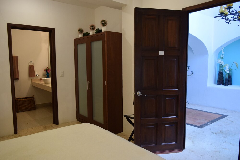 Signature Suite, 1 King Bed, Accessible, Private Bathroom - Guestroom