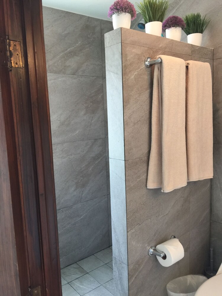 Signature Suite - Bathroom