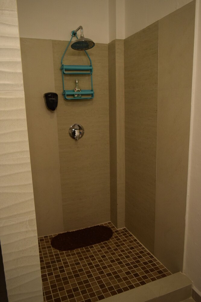 Signature Suite, 1 King Bed, Accessible, Private Bathroom - Bathroom Shower