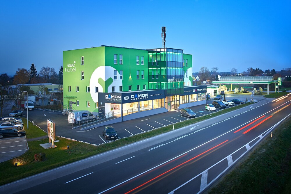 Hotelfassade am Abend/bei Nacht