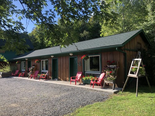 Dwight Village Motel