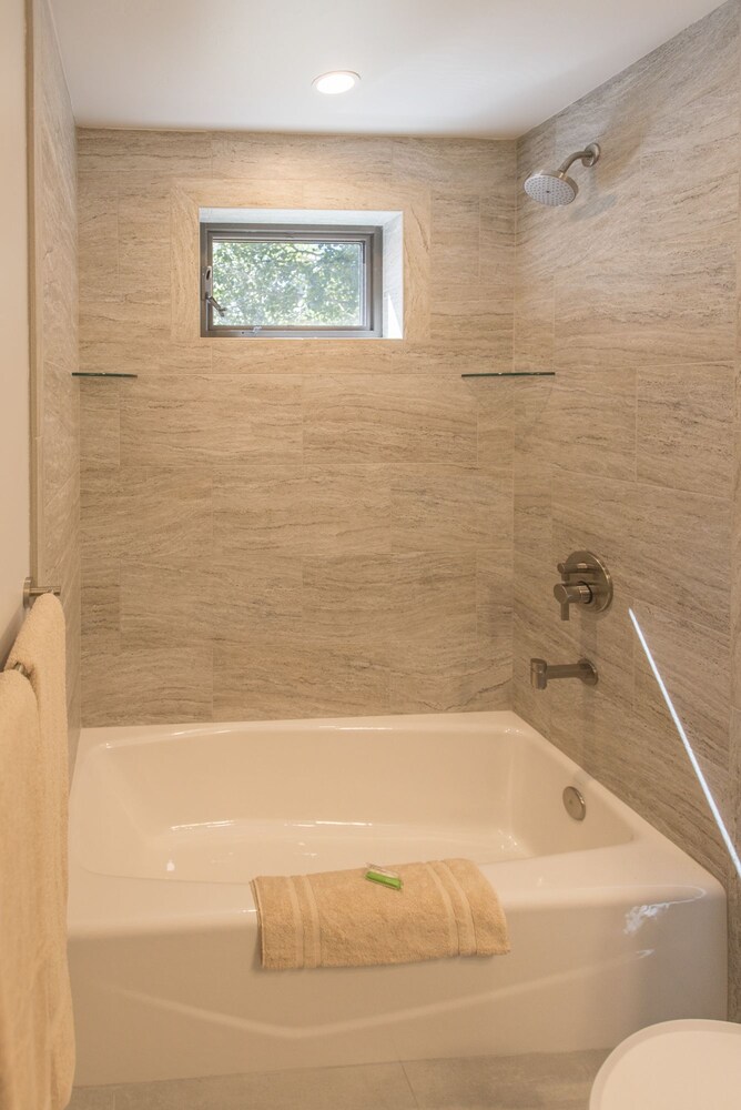 전신 욕조 (Unit 15 Two Bedroom Condo)