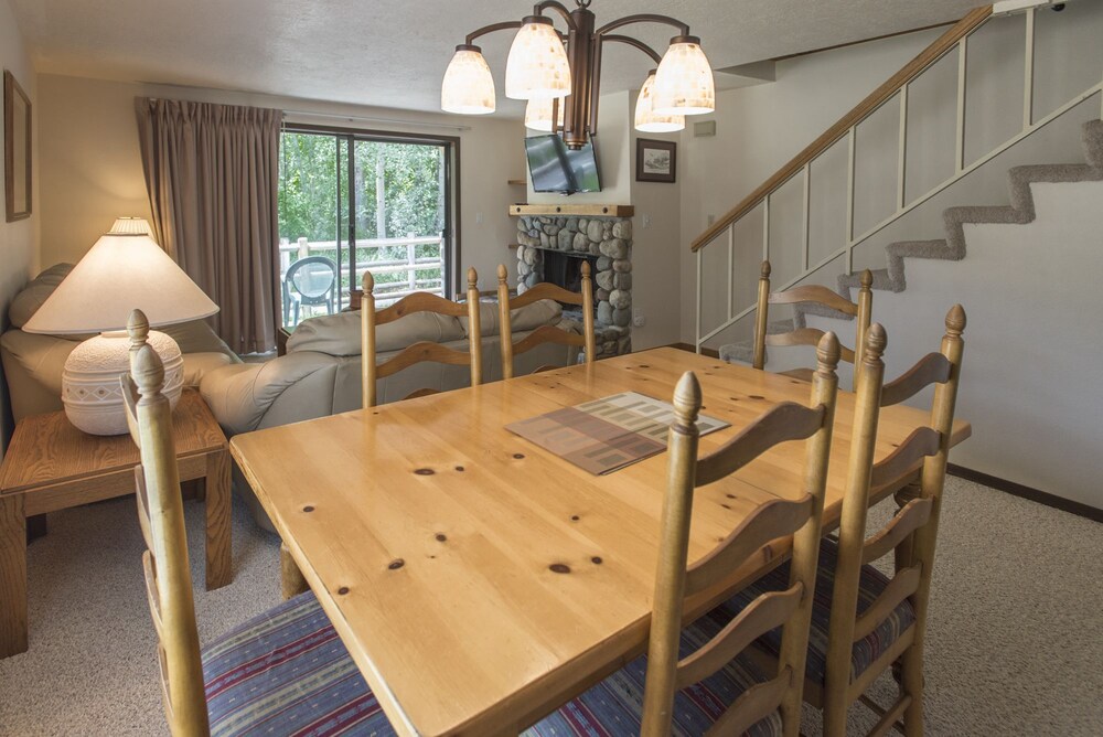 객실 내 식사 (Unit 19 Two Bedroom Condo)