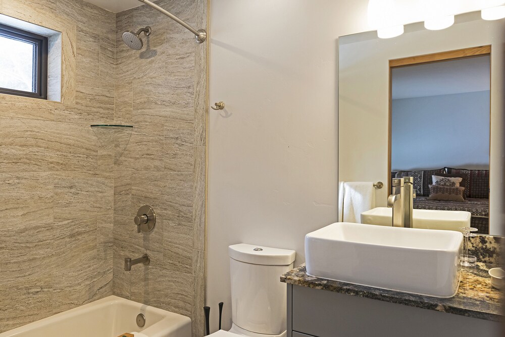 욕실 (Unit 15 Two Bedroom Condo)