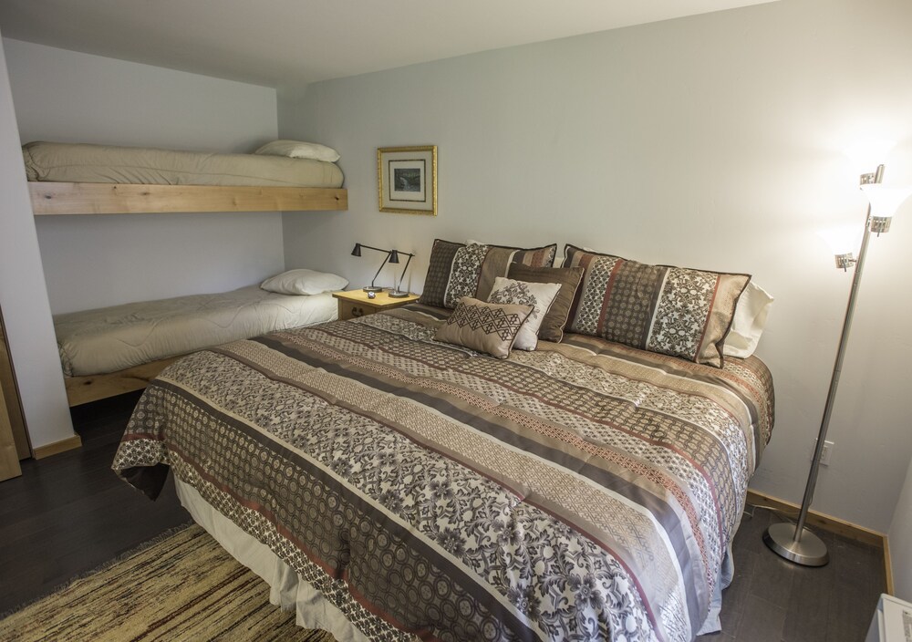 객실 (Unit 15 Two Bedroom Condo)