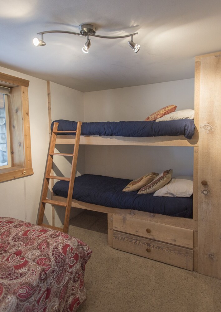 객실 (Unit 4 Two Bedroom Condo)