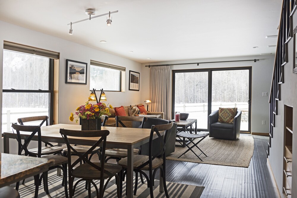 객실 (Unit 15 Two Bedroom Condo)