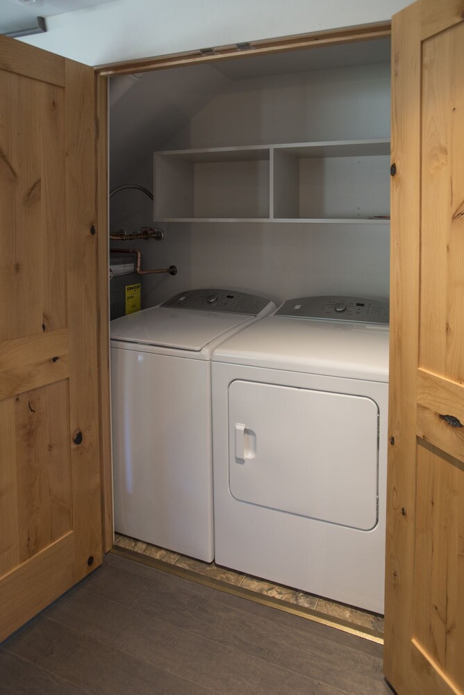 세탁실 (Unit 15 Two Bedroom Condo)