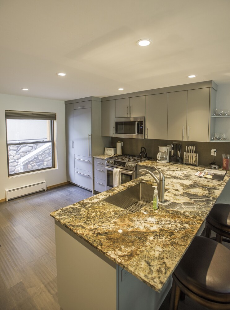 객실 (Unit 15 Two Bedroom Condo)