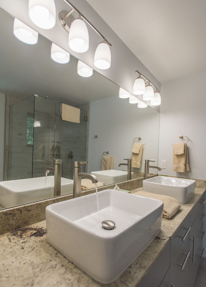 객실 (Unit 15 Two Bedroom Condo)