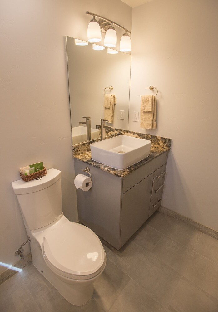 욕실 (Unit 15 Two Bedroom Condo)