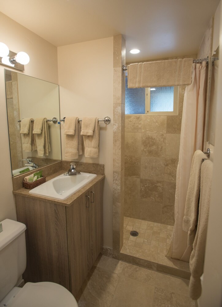욕실 (Unit 4 Two Bedroom Condo)