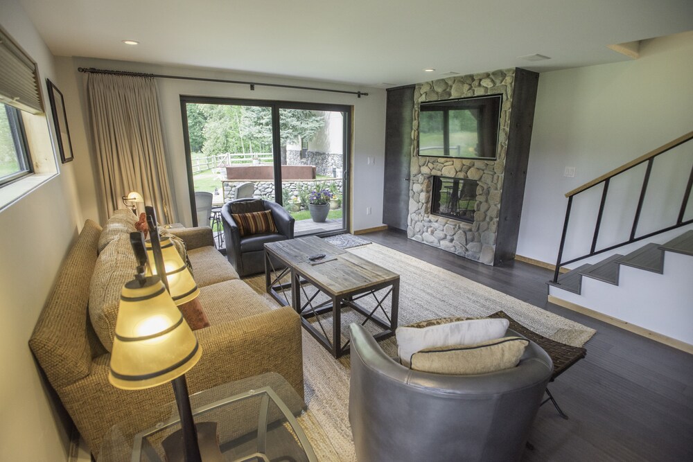 거실 공간 (Unit 15 Two Bedroom Condo)