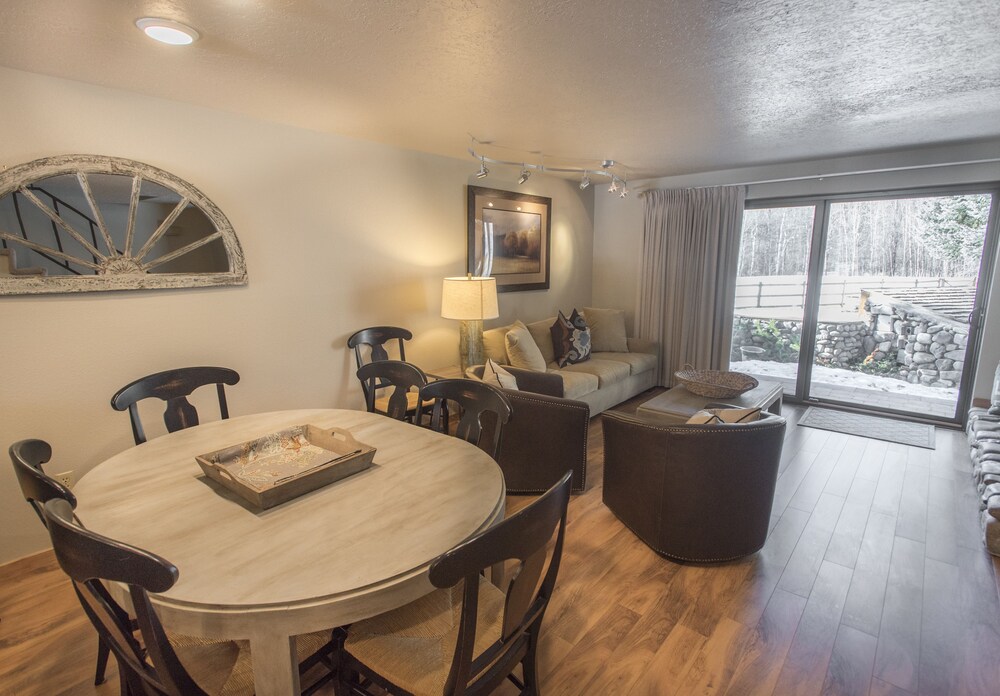 객실 (Unit 14 Two Bedroom Townhouse)