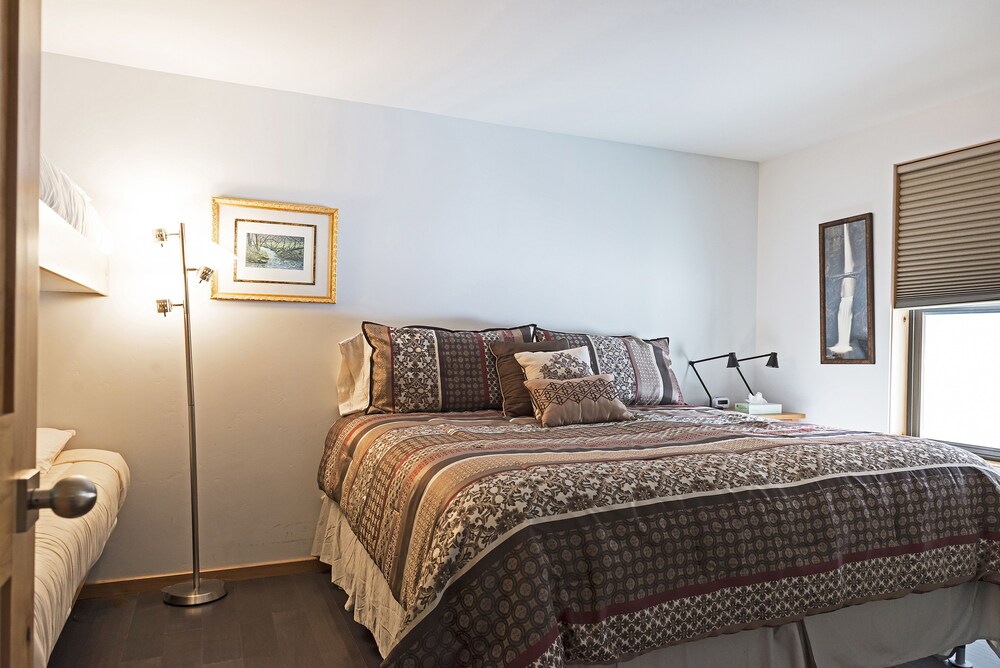 객실 (Unit 15 Two Bedroom Condo)
