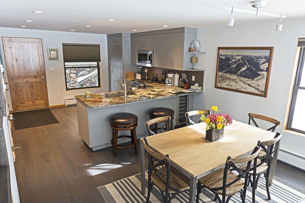 객실 내 식사 (Unit 15 Two Bedroom Condo)