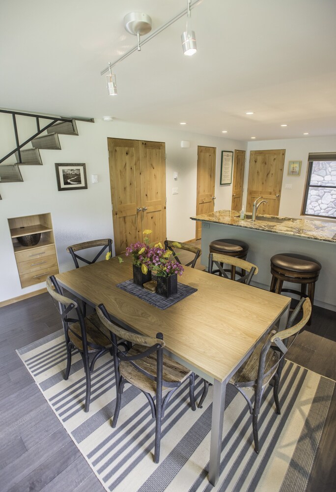 객실 내 식사 (Unit 15 Two Bedroom Condo)