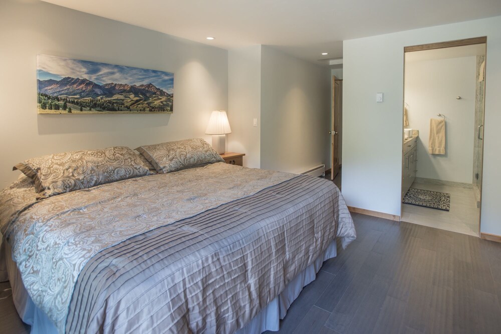 객실 (Unit 15 Two Bedroom Condo)